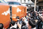 大勢の人が見守る中、出発する岡山駅からの新型「やくも」の一番列車＝６日、ＪＲ米子駅