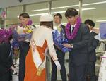 　宮崎空港での歓迎セレモニーで花束を受け取る西武・松井監督。左は源田＝５日