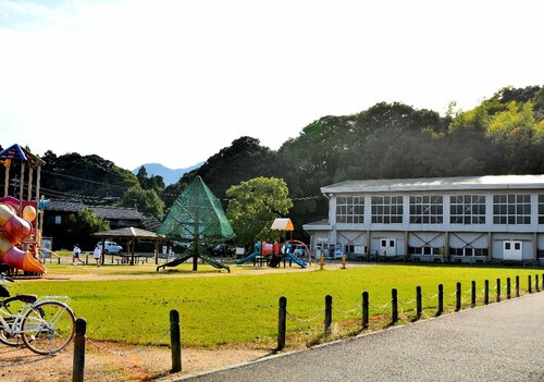 子どもの居場所や地域のコミュニティーの場として児童センターの整備が予定される、旧本庄小の跡地＝２５日、岩美町新井