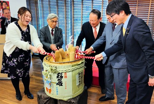 鳥取県の発展を願い、鏡開きをする参加者