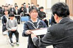 前田教育長から賞状を受け取る受賞者＝５日、香美町香住区の香住文化会館