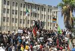 　シリアのアサド政権への抗議デモに集まった人々＝１日、スワイダ（ゲッティ＝共同）
