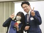 　北海道医療大の冨家直明教授と記念撮影する真所柚衣さん（左）＝２０２４年３月、札幌市