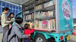 披露された移動図書館車を見学する市民ら＝１４日、境港市上道町