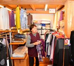 仮設店舗で呉服店を営業する小間さん。自分もお客さんもリフレッシュできる店を目指す＝２０２４年１１月２６日、石川県志賀町富来領家町