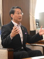 旧優生保護法に関する最高裁判決を受け、県の責任の在り方などについて語る平井知事＝１８日、鳥取県庁