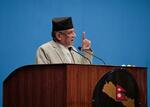 　１２日、カトマンズのネパール議会で演説するダハル首相（ロイター＝共同）