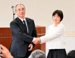 選挙終了後に握手をする園山氏（左）と出川氏＝６日、松江市内