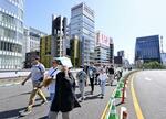 　「銀座スカイウォーク」で東京高速道路上を散策する人たち＝２０２３年５月、東京・銀座