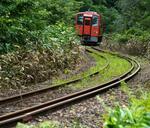 　ＪＲ木次線を走る列車＝７月、広島県庄原市