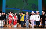 田村作曲の「きんたろう」を歌う岩美北小の児童＝２９日、鳥取市のとりぎん文化会館
