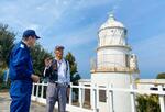 　約７０年ぶりに釣島灯台を訪れた高山征雄さん（右）＝２月、松山市