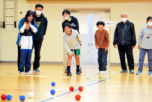 ボッチャを楽しむ参加者