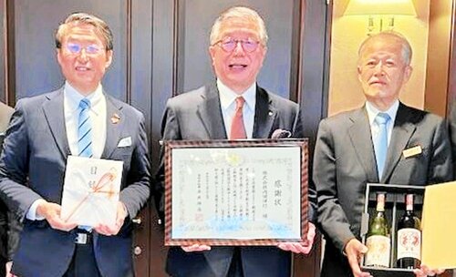 寄付に対し平井知事（左）から感謝状を贈られた大久保社長（中央）