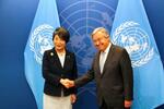 　写真撮影に臨む上川外相（左）とグテレス国連事務総長＝２１日、米ニューヨーク（共同）