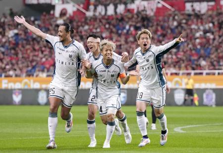 　浦和―札幌　後半、チーム３点目のゴールを決め、駆け出す札幌・駒井（右から２人目）ら＝埼玉スタジアム